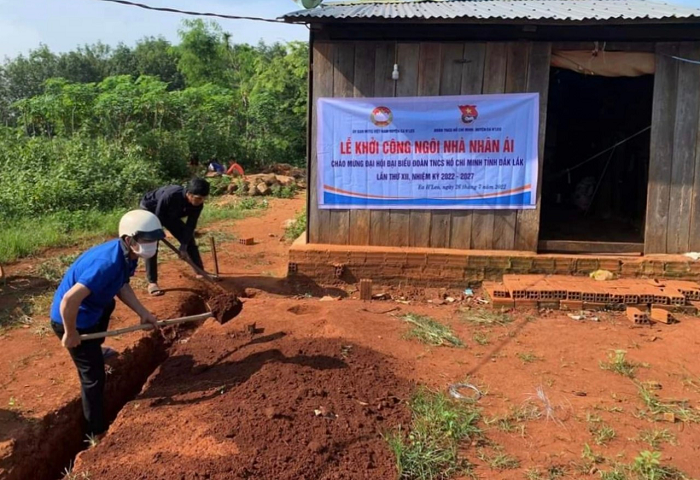 Khởi công xây dựng "Ngôi nhà nhân ái” cho hộ nghèo tại xã Cư A Mung